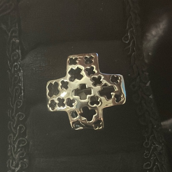 Jewelry - Cross Cut out Fashion Metal  Ring Silver Tone